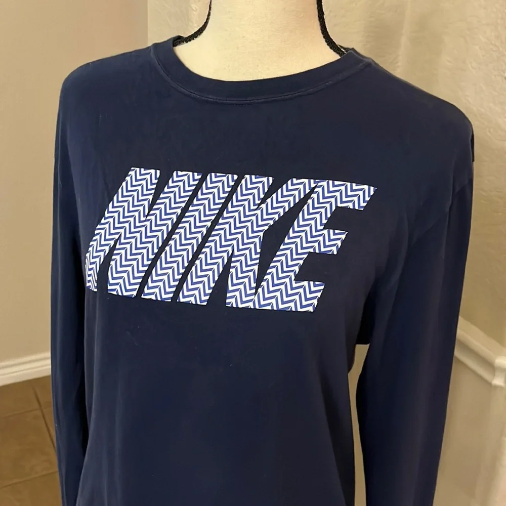 Nike navy logo